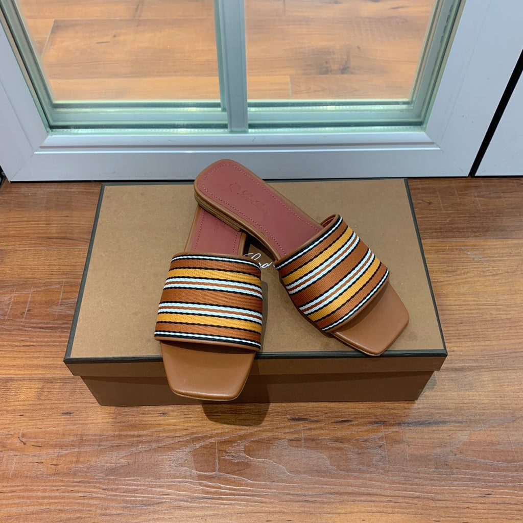 LP RAFFIA CHARMS FLATS SANDAL CARAMEL CALFSKIN