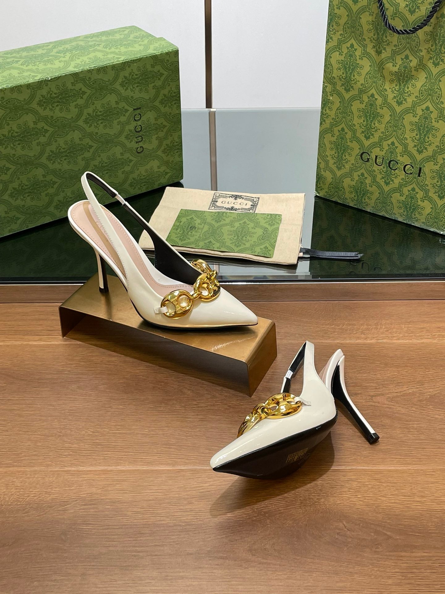 GUCCI HIGH SLINGBACK 10.5 CM IN WHITE GLOSSY CALFSKIN WITH GOLD HARDWARE