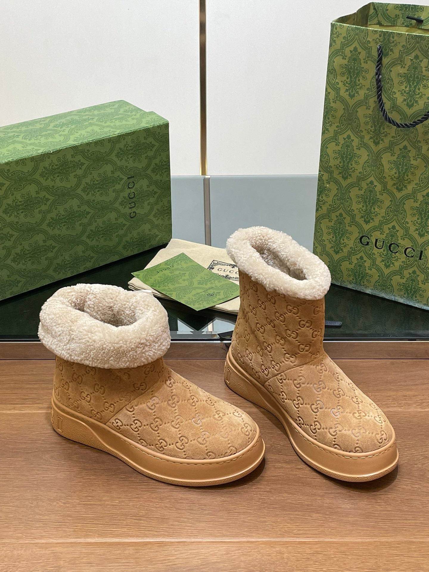 GUCCI SNOW BOOTS IN CIDER BROWN EMBOSSED SUEDE AND BEIGE WOOL LINING