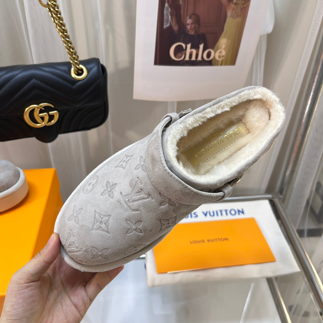 LOUIS VUITTON LV WOMEN'S COSY FLAT COMFORT CLOGS IN BEIGE MONOGRAM SUEDE