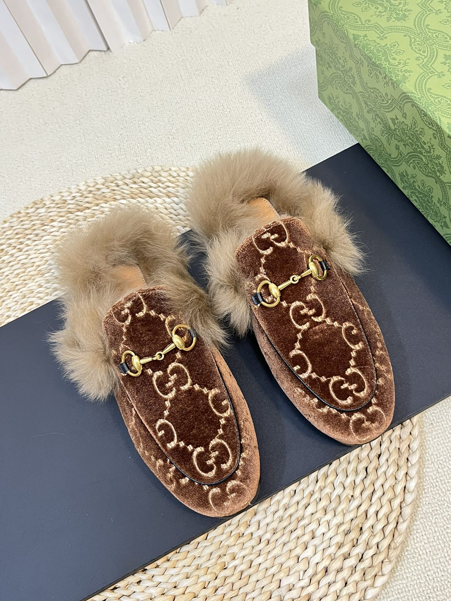 GUCCI HORSEBIT MULE IN SYRUP BROWN MONOGRAM VELVET AND LAMB WOOL LINING