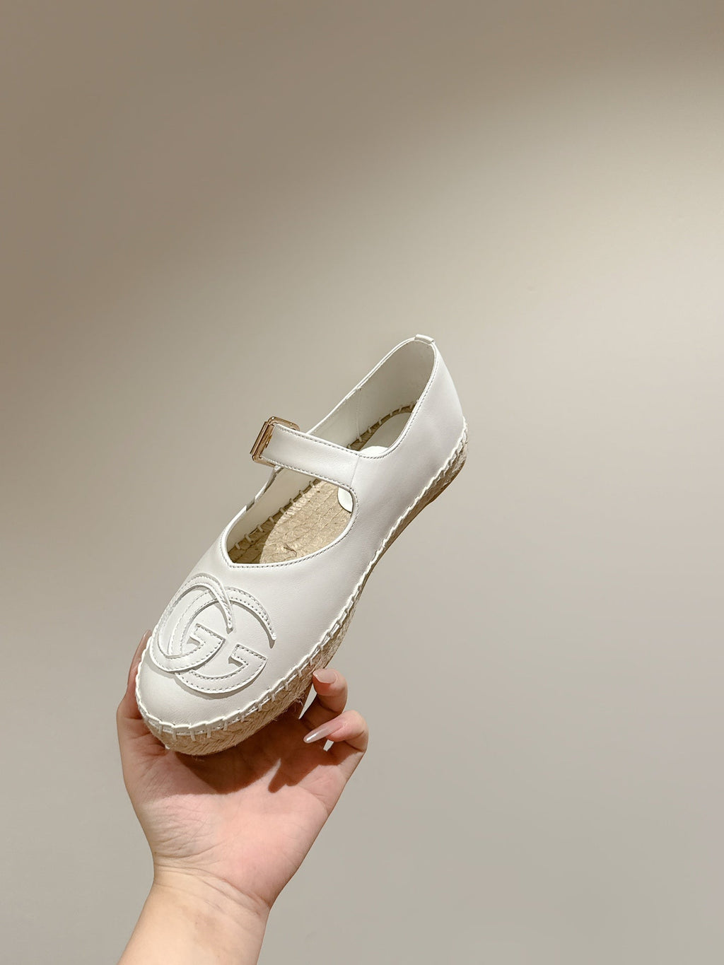 GUCCI CROSS STRAP FLAT SHOES IN WHITE CALFSKIN WITH STRAW SOLE